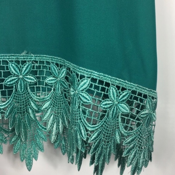 Green tank with fun detail - Picture 3 of 4